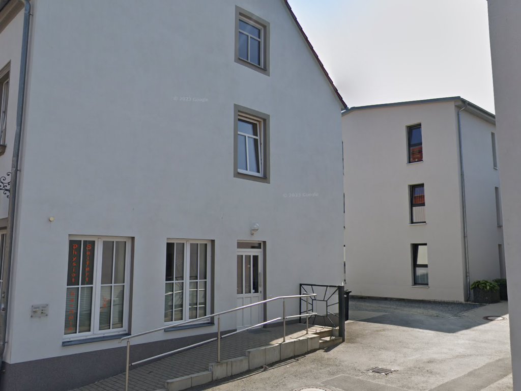 Eingang mit Rollstuhlrampe und Handlauf, Physiotherapie Seifert Radeburg